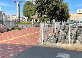 右手に見える駐輪場の角を右折します。