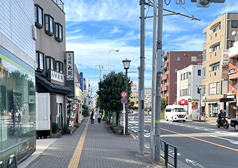 左手にある横断歩道を渡り、そのまま直進します。